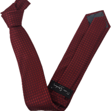Carregar imagem no visualizador da galeria, GRAVATA TRADICIONAL PIERRE CARDIN VINHO COM PADRÃO DESENHADO JACQUARD MICROFIBRA
