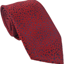 Carregar imagem no visualizador da galeria, GRAVATA TRADICIONAL PIERRE CARDIN VERMELHO CEREJA COM DETALHES ROXOS JACQUARD MICROFIBRA
